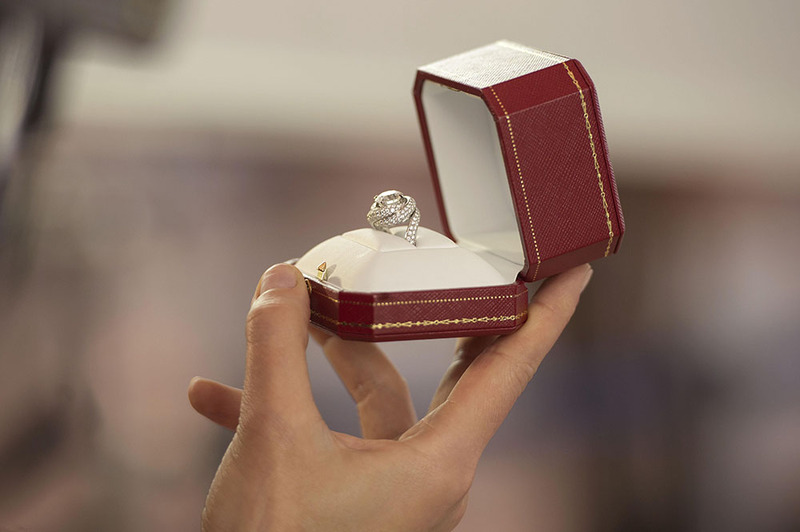 Cartier 經典紅盒與鑽石戒指。